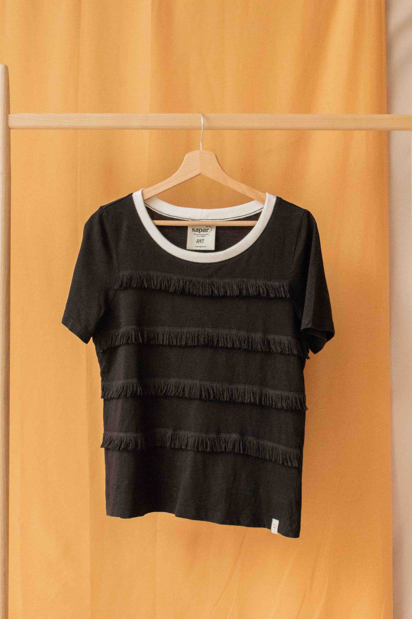 T-Shirt noir pour femme de seconde main | Sapar